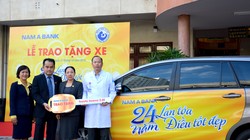 Bà Võ Thị Tuyết Nga – Phó Tổng Giám đốc Nam A Bank (thứ hai từ phải sang) cùng ông Huỳnh Thế Lân – Giám đốc Trung tâm Kinh doanh Nam A Bank (thứ hai từ trái sang) trao tặng món quà ý nghĩa này cho đại diện Bệnh viện Từ Dũ – Bác sĩ Lê Quang Thanh.