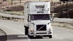 Chiếc xe tải tự lái của công ty khởi nghiệp Otto (Mỹ) chở 51.744 chai bia trên xa lộ bang Colorado - Ảnh: Sputnik International