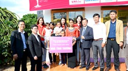 Ông Nguyễn Minh Tuấn – Giám đốc Nam A Bank Lâm Đồng (thứ hai từ trái sang) trao tặng căn nhà mới cho gia đình bà K’Dai.