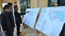 Người dân xã Phù Đổng, Trung Mầu (huyện Gia Lâm) xem bản quy hoạch nhà máy nước mặt sông Đuống. Ảnh: TTXVN