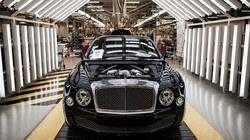 Một chiếc Bentley đang được hoàn thiện bên trong nhà máy của hãng tại Crewe (Anh).