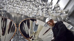 Cỗ máy Synlight có thể tạo ra ánh sáng mạnh hơn 10.000 lần so với ánh sáng tự nhiên của Mặt trời chiếu lên Trái đất.