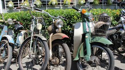 Dàn xe máy cổ hội tụ tại Sài Gòn dịp cuối tuần.
