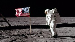 Phi hành gia Buzz Aldrin đứng bên cạnh một lá cờ trên Mặt Trăng. Ảnh: NASA.