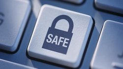 Lướt net ngày Tết, an toàn trên hết. - Ảnh: NEWSNATION.IN