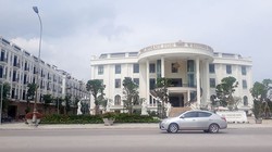 Trung tâm tổ chức sự kiện và biểu diễn nghệ thuật cao 4 tầng gồm 3 tầng nhà và 1 tầng trệt nằm ngay mặt tiền đại lộ Hùng Vương/ Ảnh: Tiền Phong