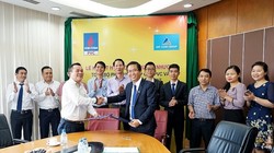 Lễ ký kết hợp đồng chuyển nhượng toàn bộ phần vốn góp của PVC và các đơn vị thành viên tại Công ty CP Đầu tư Dầu khí Nha Trang/ Ảnh: PVC