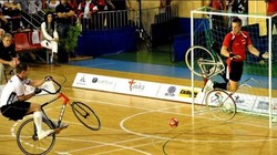 Đá bóng bằng xe đạp