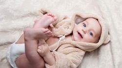 Cách xuống khỏi giường của em bé chưa biết đi