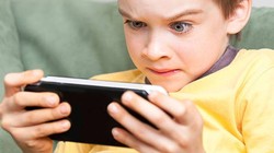 Những tác hại của điện thoại đối với đôi mắt trẻ em