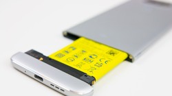 LG G6 cũng có thể tháo rời pin