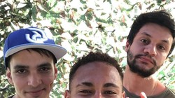 Cầu thủ bóng đá Neymar chụp ảnh chung với game thủ CS:GO chuyên nghiệp.