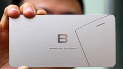 Một phần Bphone lộ diện ở góc bên phải thiệp mời với lỗ loa thoại và góc trái điện thoại bo tròn.