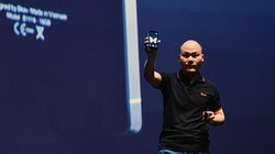 ng Nguyễn Tử Quảng tự hào công bố sản phẩm BPhone tại lễ ra mắt sáng nay 26/5/2015.