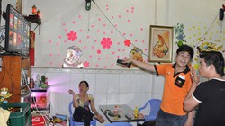 Nhân viên truyền hình FPT đang lắp đặt cho khách hàng xem thử dịch vụ truyền hình. Ảnh: chungta.vn