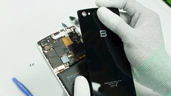 Bphone chính thức bị mổ xẻ.