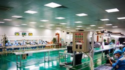 Một góc nhà máy sản xuất Bphone của BKAV