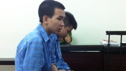 Bị cáo Hiếu (ngoài cùng) trong vụ "cháu ông chú ở Viettel" trước tòa.