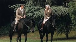 Tổng thống Mỹ Reagan và nữ hoàng Anh Elizabeth cùng cưỡi ngựa và trò chuyện thân mật giữa thập kỷ 1980