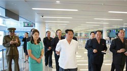 Ông Kim Jong Un và phu nhân trong một chuyến thị sát không được ghi ngày