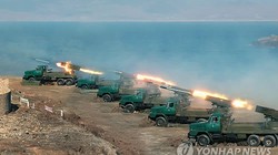 Dàn pháo của Triều Tiên bắn tên lửa trong cuộc tập trận diễn ra ở khu vực biên giới biển với Hàn Quốc.