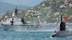 Tàu ngầm Kilo và chiến hạm Gepard với trực thăng chống ngầm của hải quân Việt Nam trên vịnh Cam Ranh