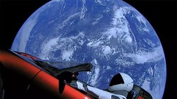 Một phi hành gia giả tên là "The Starman" bên trong chiếc Tesla Roadster trôi nổi trong không gian.