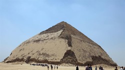 Hôm qua 13/7, Bộ Cổ vật Ai Cập đã chính thức khai mạc và mở cửa Kim tự tháp Bent 4.600 năm tuổi tại nghĩa địa hoàng gia Dahshur ở tỉnh Giza phía nam thủ đô Cairo. Nguồn ảnh: Xinhua