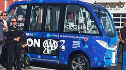 Xe bus tự lái gặp va chạm chỉ sau 1 giờ chạy thử nghiệm.