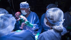 Em bé đầu tiên được sinh ra nhờ phương pháp cấy ghép tử cung. Ảnh: Time.com