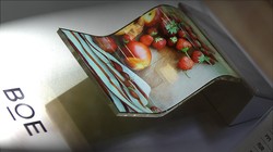 Một màn hình gập siêu mỏng do BOE sản xuất. Ảnh: Nikkei Asian Review