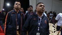 Sự thất vọng hiện diện trên khuôn mặt của các nhân viên thuộc cơ quan ISRO khi họ nhận được thông báo tàu đổ bộ lên Mặt Trăng của cơ quan này bị mất tín hiệu. Ảnh: Nikkei Asian Review