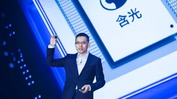 Jeff Zhang, Giám đốc Công nghệ của Alibaba đã tiết lộ chip AI đầu tiên công ty tự phát triển có tên Hanguang 800 tại Hội nghị điện toán Apsara vào ngày 25 tháng 9 năm 2019. Ảnh: CNBC