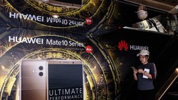 Một tấm biển quảng cáo điện thoại thông minh của Huawei tại Trung tâm thương mại Hồng Kông. Ảnh: NY Times