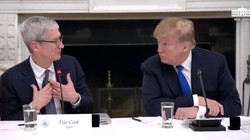 CEO của Apple Tim Cook (trái) và Tổng thống Donald Trump (phải). Ảnh: 9to5Google