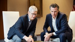 CEO Tim Cook và Thống đốc bang California, ông Gavin Newsom đang thảo luận về vùng đất San Jose mà Apple đang chuẩn bị cho kế hoạch xây dựng nhà ở giá rẻ. Ảnh: TechCrunch