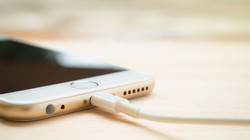 Mới đây, một số báo cáo cho rằng iPhone 2021 sẽ hoàn toàn sử dụng sạc không dây. Ảnh: Interesting Engineering