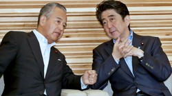 Akira Amari, người đứng đầu Ủy ban nghiên cứu thuế của Nhật Bản nói chuyện với Thủ tướng Nhật Bản Shinzo Abe. Ảnh: Nikkei Asian Review