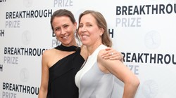 Chị em nhà Wojcicki - Anne Wojcicki (trái), CEO của 23andMe và Susan Wojcicki (phải), CEO của YouTube đều góp mặt trong top 100 người phụ nữ quyền lực 2019 của Forbes. Ảnh: Forbes