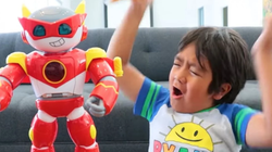 Dù chỉ mới 8 tuổi nhưng cậu bé Ryan đã bỏ túi một số tiền khổng lồ từ kênh review đồ chơi dưới sự giúp đỡ của bố mẹ mình. Ảnh: SCMP