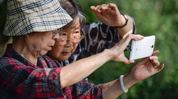 Đừng để Internet bỏ rơi người già lại phía sau. Ảnh: Sixth Tone