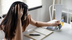 Người trẻ nghiện mua sắm còn cách phiên bản thật của "Trò chơi xếp mực" bao xa? Ảnh: QQ