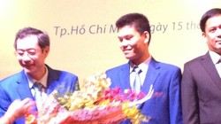 Ông Trần Lê Quyết - Trưởng Ban Kiểm soát Eximbank (đứng giữa)