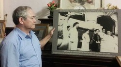 Ông Trịnh Cần Chính bên bức ảnh chụp cha, mẹ và bà nội trong "Tuần Lễ Vàng". Ảnh: Diệu Bình/Vietnamnet.