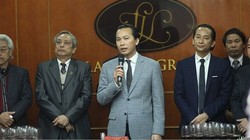 Doanh nhân Lê Văn Vọng (đứng giữa). Nguồn: Lã Vọng Group