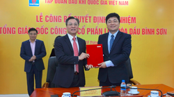 Tân Tổng Giám đốc BSR Bùi Minh Tiến (trái) và Tổng Giám đốc Trần Ngọc Nguyên (phải) ký bàn giao công tác. (Nguồn: BSR)