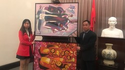 Con gái họa sĩ Nguyễn Đại Giang trao tặng hai bức tranh của cha cho Giám đốc Bảo tàng Nguyễn Anh Minh