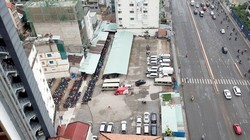 Khu "đất vàng" số 7 - 9 Tôn Đức Thắng được chủ đầu tư quây kín và sử dụng làm bãi đỗ xe (Nguồn: Tuổi trẻ Online)