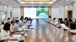 Đại diện Liên danh Công ty CP Đầu tư kinh doanh và Công ty CP Liên Sơn trình bày ý tưởng tại buổi làm việc (Nguồn: quangninh.gov.vn)