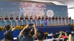 Các khách mời tham dự cùng ấn nút khởi công dự án Thành phố thông minh Bắc Hà Nội (Ảnh: P.D)